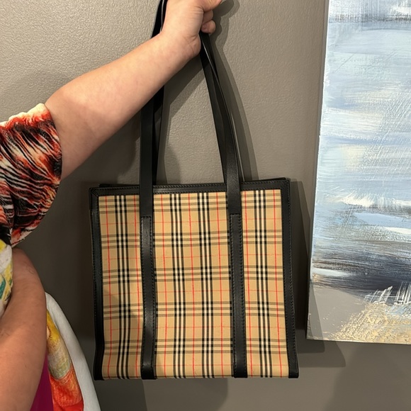 Burberry bag with gold hardware black/tan spacious tote comes with wallet. - Picture 6 of 15